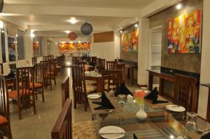 康提康提阿玛瑞天空酒店的餐厅设有1间带桌椅的用餐室