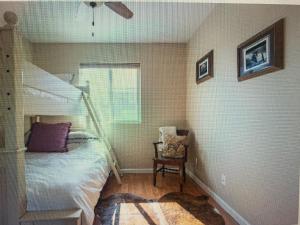 坦普尔顿Z Ranch的一间卧室设有双层床和楼梯。