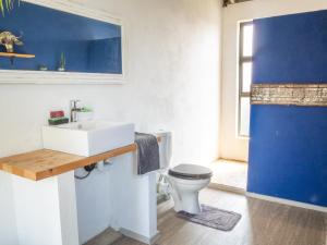 托弗海滩Casa Narinho的浴室配有白色水槽和卫生间。