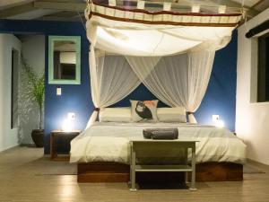 托弗海滩Casa Narinho的一间卧室配有一张带天蓬的床