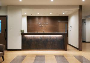 函馆Credo Hotel Hakodate的大厅,大楼内有一个大木门