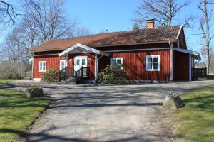 AsaAsa Herrgård的前面有车道的红色房子