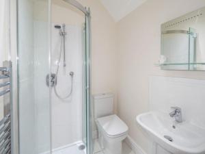 沃里克Pinley Hill House的带淋浴、卫生间和盥洗盆的浴室