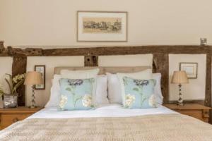 沃里克Pinley Hill House的一间卧室配有一张带枕头的床和两盏灯。