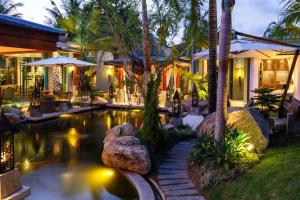 苏林海滩Villa on The Rocks, 4 bedrooms, Phuket的房屋前有游泳池的房子