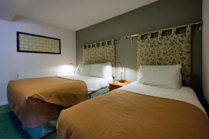 瑟索车站酒店的一间酒店客房,房间内设有两张床