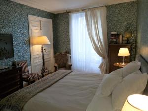 巴黎Le 48 Paris的卧室设有一张白色大床和一扇窗户。