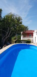 BitemVILLA PROVIDENCIA的房子前面的蓝色游泳池