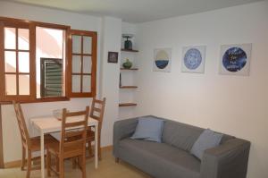 戈梅拉岛圣塞瓦斯蒂安La Niña的客厅配有沙发和桌子