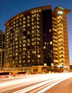 迪拜迪拜豪景园公寓式酒店的一座建筑的侧面有灯