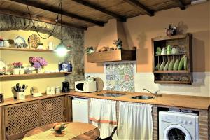 拉斯特雷斯Cau la mar的厨房配有水槽和洗衣机