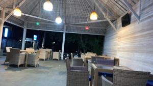蓝梦岛布布民宿的一个带桌椅和灯光的空庭院