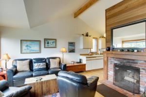 卡农海滩Chapman Cottage的带沙发和壁炉的客厅