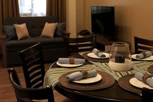 碧瑶Bristle Ridge Residences - Oakhill的客厅配有桌椅和沙发
