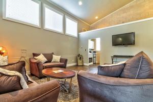 摩押Bella Casa - Loft的带沙发和平面电视的客厅