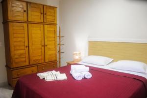 圣米格尔-杜戈斯托苏Cardeiro Flat-S.M.Gostoso的一间卧室配有带毛巾的床