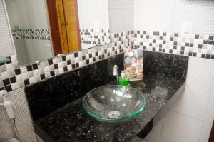 圣米格尔-杜戈斯托苏Cardeiro Flat-S.M.Gostoso的浴室水槽和绿色玻璃碗