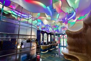 台中市挪威森林行旅一号馆的餐厅内带色彩缤纷天花板的大堂