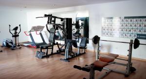 科拉雷侯La Primera Duna - Residencial Las Dunas的一间健身房,里面配有几台跑步机