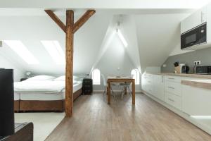 锡格堡AMSTERDAM · CHILLINGHOUSE # 6, 3 Min. vom ICE, NETFLIX, Garten的卧室配有一张床和一张桌子
