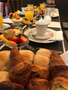 屈尔内Cuerne bed&breakfast的桌子上放着糕点和水果盘