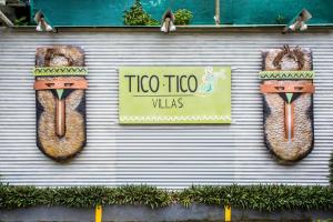 曼努埃尔安东尼奥Tico Tico Villas - Adult Only的两只大狗的围墙