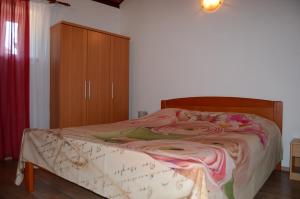 布耶Apartment Duerose的一间卧室配有一张床和一个木制橱柜
