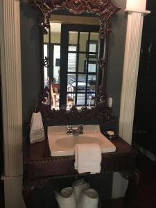 沃思堡Park Place的浴室配有带镜子的盥洗盆和毛巾