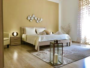 圣安蒂奥科Montellinos Suite Tortora的一间卧室配有一张床和一张玻璃桌