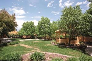 科罗拉多斯普林斯La Quinta by Wyndham Colorado Springs South Airport的庭院内带凉亭的花园