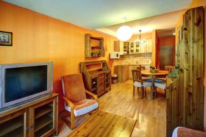 多纳瓦利杜诺瓦里公寓的带电视的客厅和用餐室