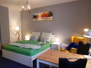 纽伦堡Apartments Blumenthal的客房设有一张带桌子和沙发的床。