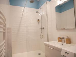 维勒班Appartement écologique - Proche Métro Charpennes的带淋浴和盥洗盆的白色浴室
