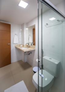 若昂佩索阿Tambau Beach Hotel的一间带卫生间和水槽的浴室
