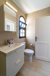 科斯塔卡玛Casa Hugo的一间带卫生间、水槽和镜子的浴室