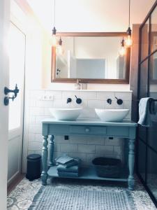 弗利辛恩B&B Zeeuws genoegen的浴室设有2个水槽和镜子