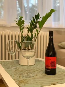布达佩斯Heroes’ Residence II的桌子上放有一瓶葡萄酒和两杯酒