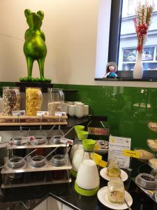 爱尔福特皇帝大厅酒店的一间厨房,在柜台上放着绿色猫,放着食物