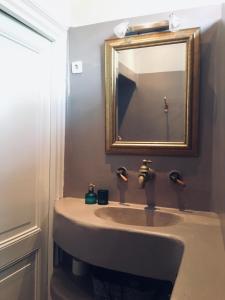 弗利辛恩Appartement Zeeuws genoegen的一间带水槽和镜子的浴室