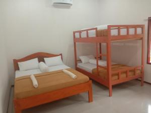 RiungRiung Guesthouse的客房设有两张双层床和一张床。