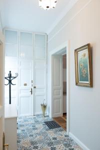蒂米什瓦拉Apartament Alma的走廊设有白色门,铺有瓷砖地板