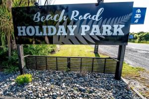 Otatarabeach road holiday park的海滩路度假公园标志