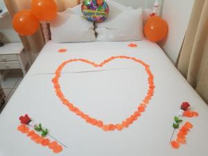 罗索St. James Guesthouse的橙色气球制成的心床