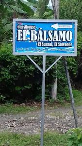 埃尔孙扎尔Hostal El Balsamo的街上标有“albalammo”的标语