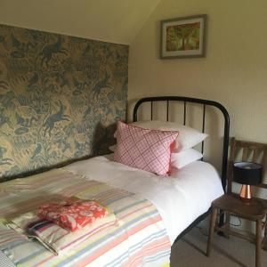 洛欣弗Ardmore House B&B的一间卧室配有带粉色和白色枕头的床