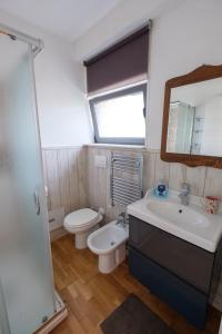 维泰博Axia Terme B&B, 4 min dal Centro Storico - PARK privato的一间带水槽、卫生间和镜子的浴室