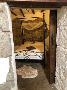 圣巴托洛梅Casa Rural in Fataga的卧室配有一张石墙床