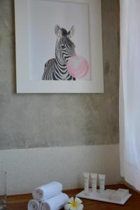 马林迪Amani Residence Beverly Suites的一张斑马的照片,上面有粉红色的飞盘