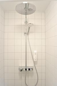 努克Nuuk City Hostel的浴室内配有淋浴和头顶淋浴