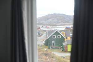 努克Nuuk City Hostel的享有带房屋的城镇的窗户景致。